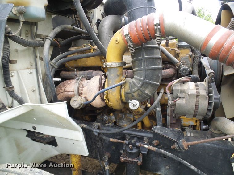 image for item DG5679 1999 International 9200  semi truck