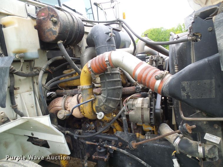 image for item DG5679 1999 International 9200  semi truck