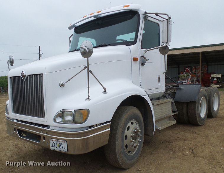 image for item DG5681 2002 International 9200i  semi truck