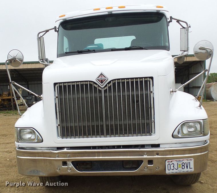 image for item DG5681 2002 International 9200i  semi truck