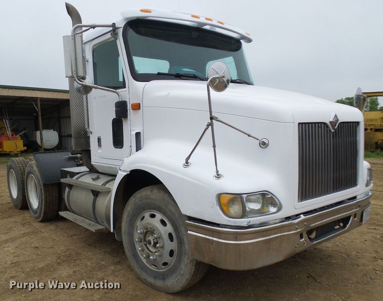 image for item DG5681 2002 International 9200i  semi truck