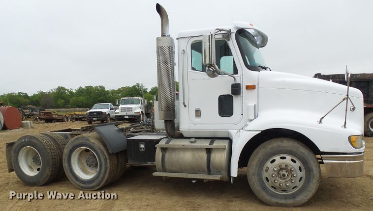 image for item DG5681 2002 International 9200i  semi truck