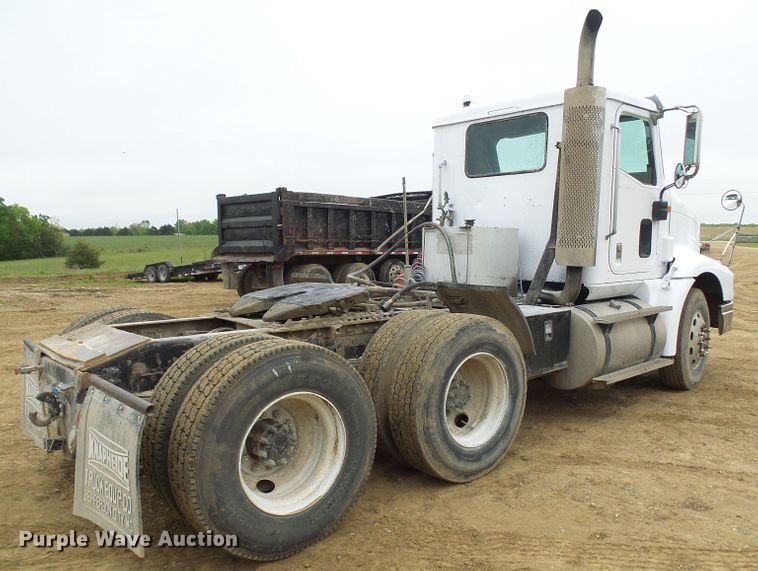 image for item DG5681 2002 International 9200i  semi truck