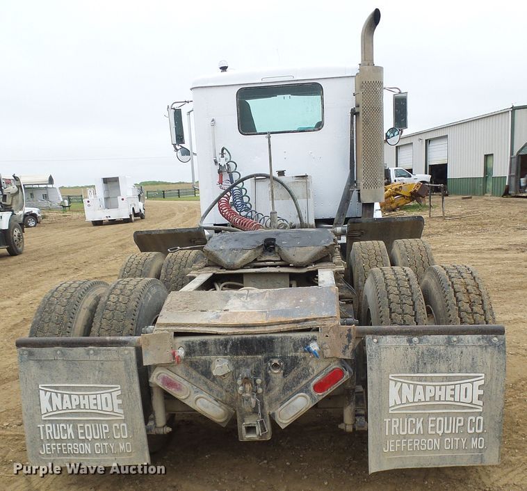 image for item DG5681 2002 International 9200i  semi truck