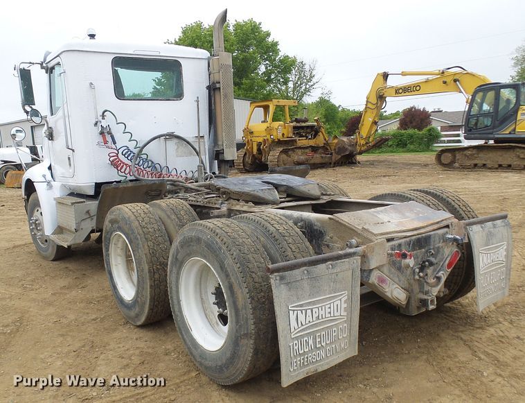 image for item DG5681 2002 International 9200i  semi truck