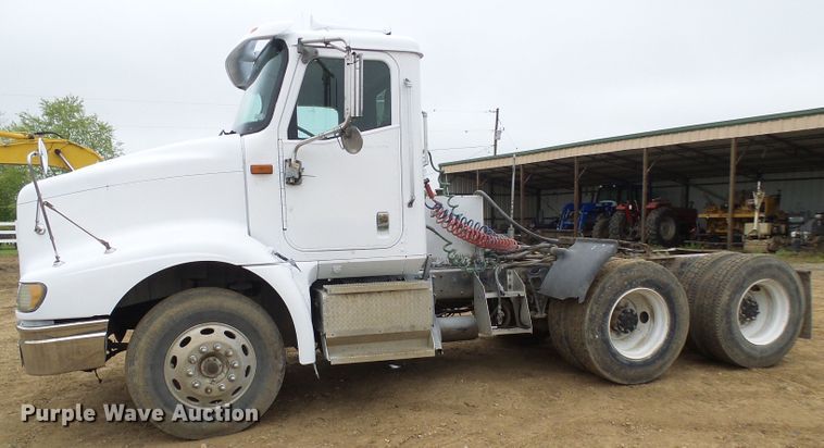 image for item DG5681 2002 International 9200i  semi truck