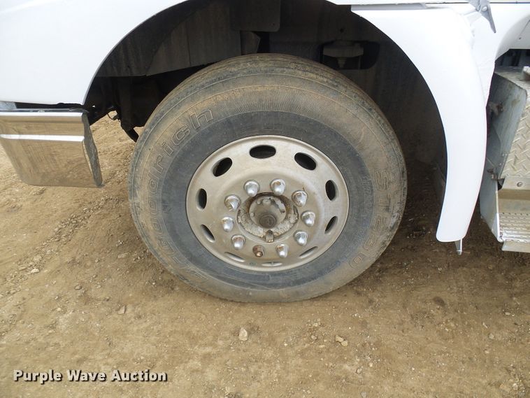 image for item DG5681 2002 International 9200i  semi truck