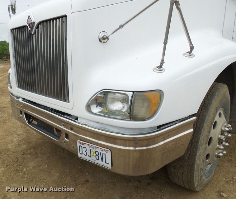 image for item DG5681 2002 International 9200i  semi truck