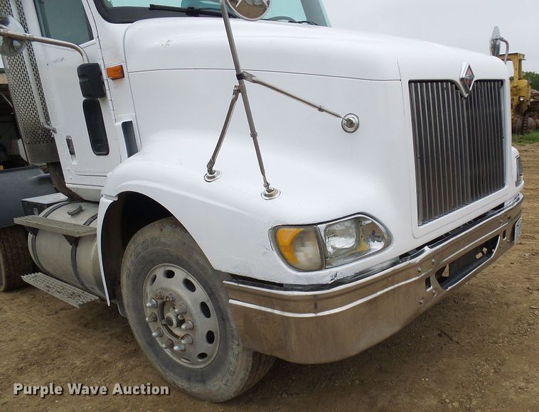 image for item DG5681 2002 International 9200i  semi truck