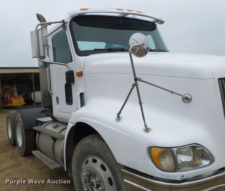 image for item DG5681 2002 International 9200i  semi truck