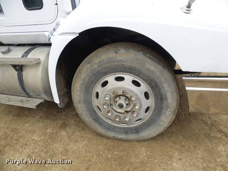 image for item DG5681 2002 International 9200i  semi truck