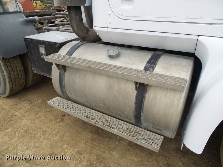 image for item DG5681 2002 International 9200i  semi truck