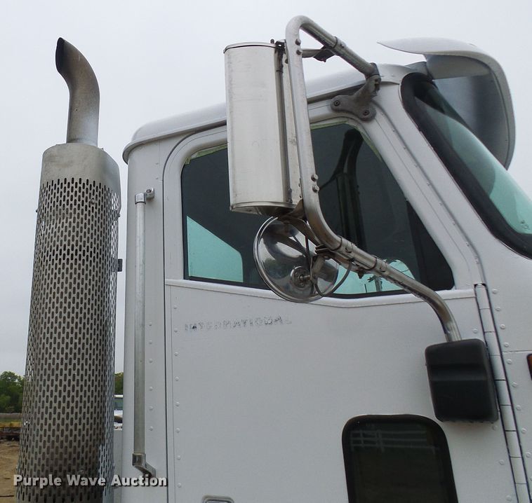 image for item DG5681 2002 International 9200i  semi truck