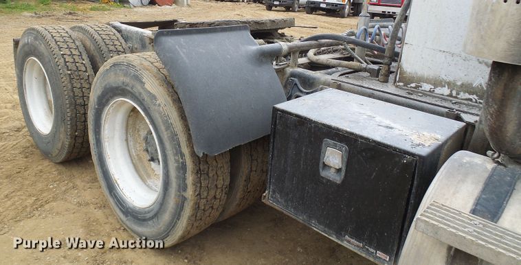 image for item DG5681 2002 International 9200i  semi truck