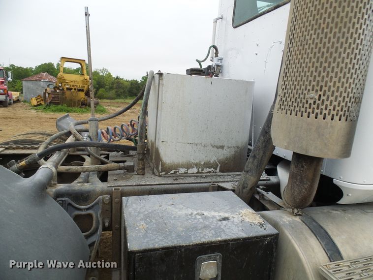 image for item DG5681 2002 International 9200i  semi truck