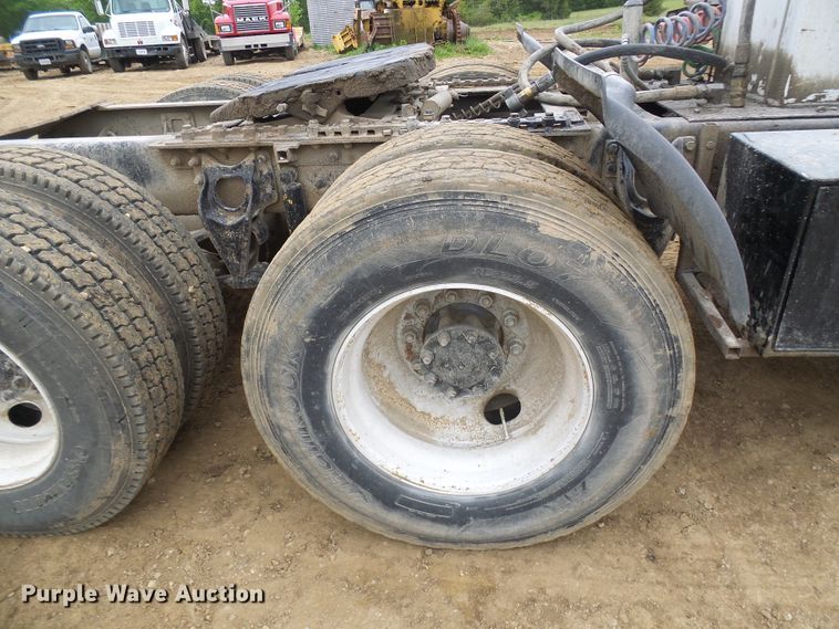 image for item DG5681 2002 International 9200i  semi truck