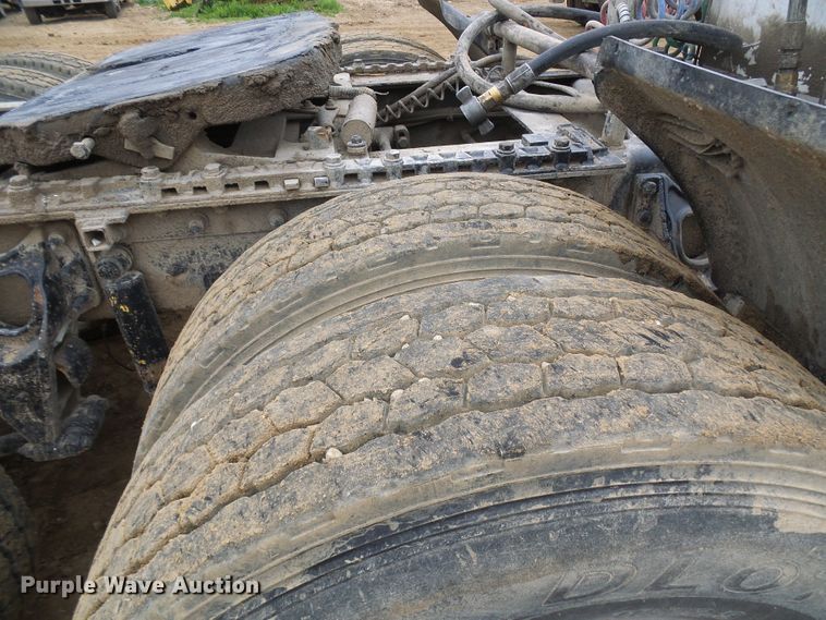 image for item DG5681 2002 International 9200i  semi truck