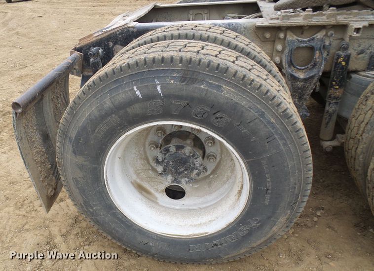 image for item DG5681 2002 International 9200i  semi truck