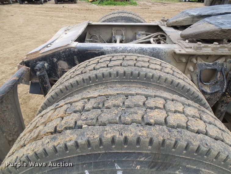 image for item DG5681 2002 International 9200i  semi truck