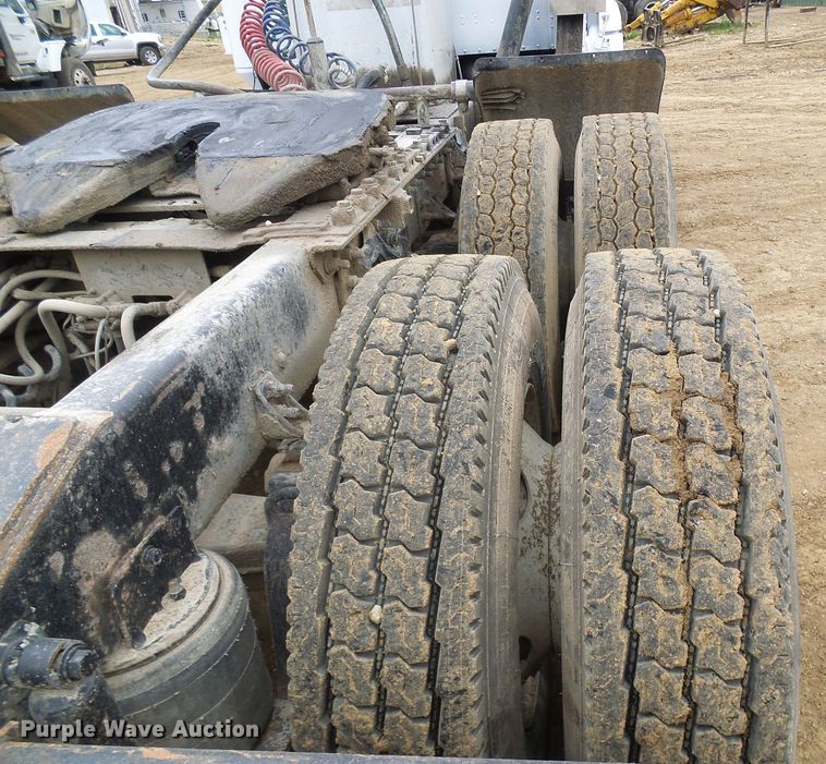 image for item DG5681 2002 International 9200i  semi truck