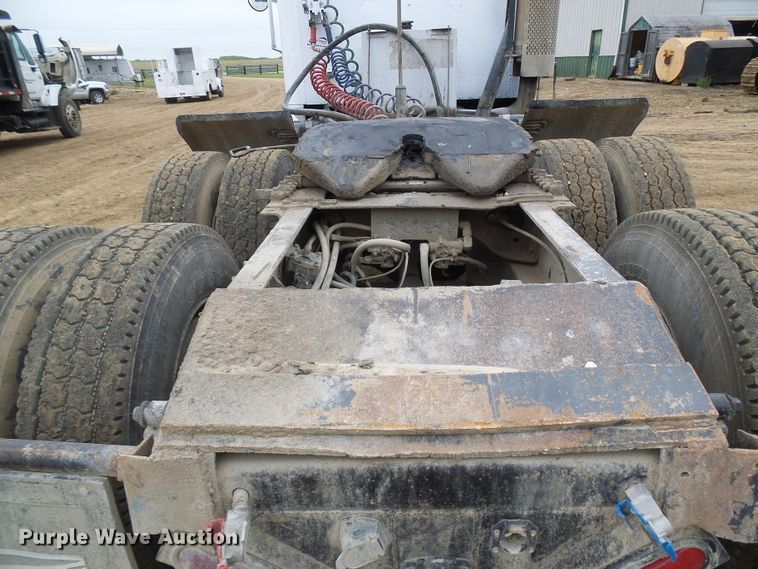 image for item DG5681 2002 International 9200i  semi truck