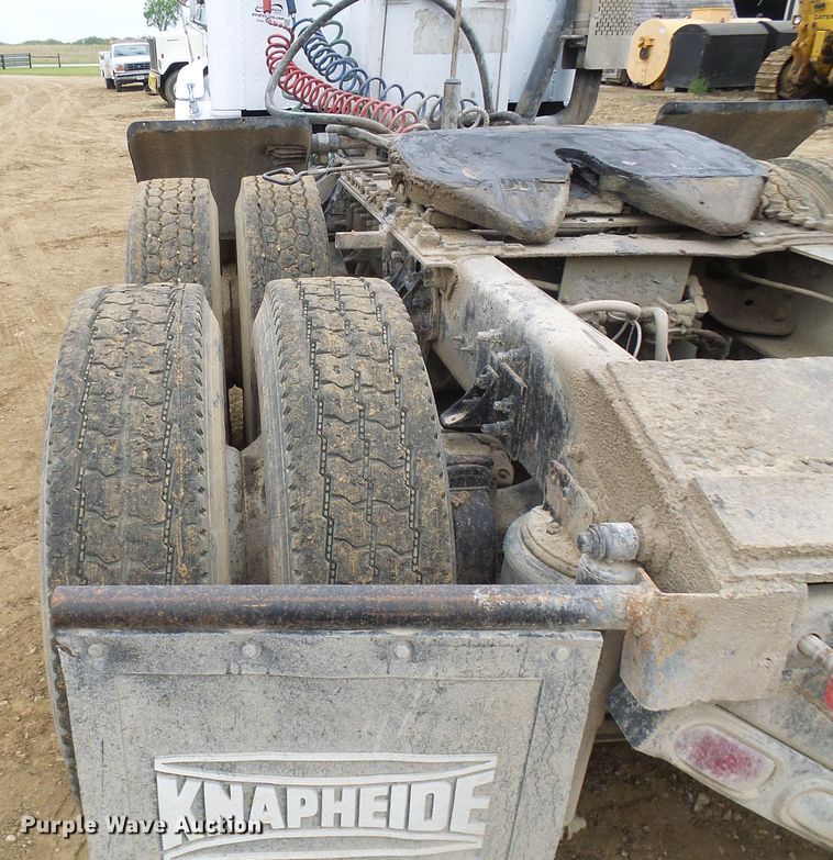 image for item DG5681 2002 International 9200i  semi truck