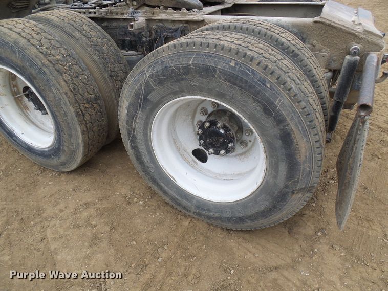 image for item DG5681 2002 International 9200i  semi truck