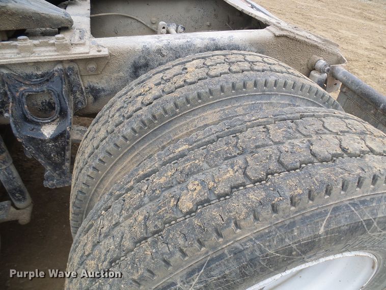 image for item DG5681 2002 International 9200i  semi truck