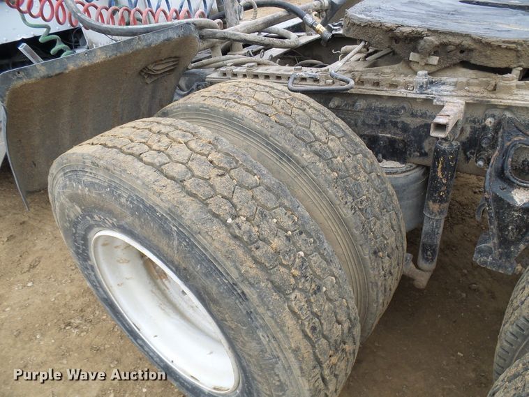 image for item DG5681 2002 International 9200i  semi truck