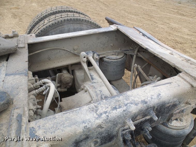 image for item DG5681 2002 International 9200i  semi truck