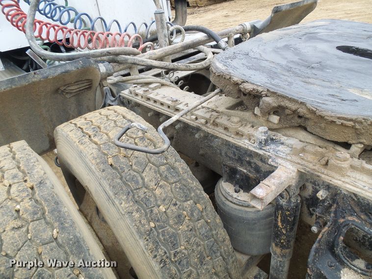 image for item DG5681 2002 International 9200i  semi truck