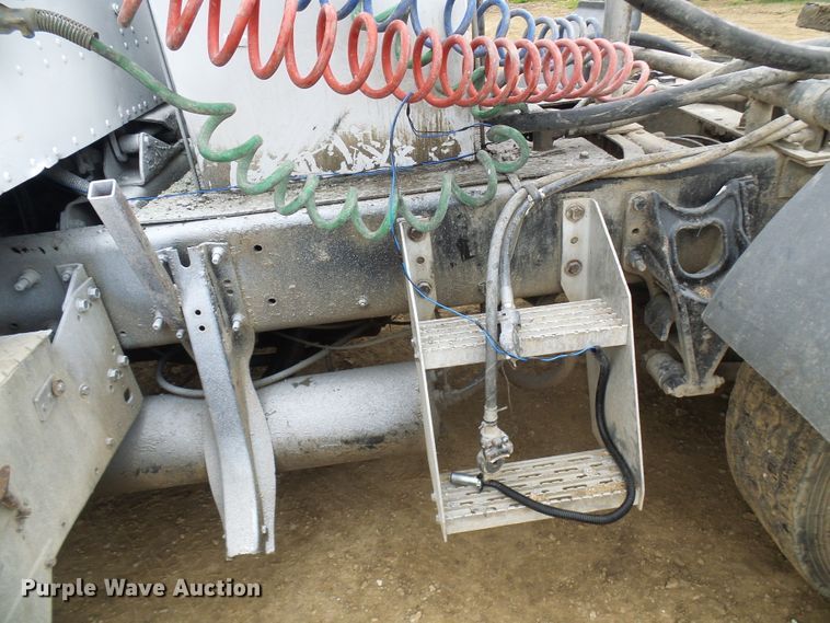 image for item DG5681 2002 International 9200i  semi truck