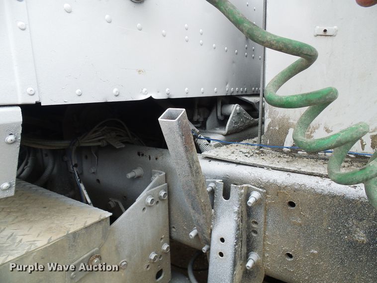 image for item DG5681 2002 International 9200i  semi truck