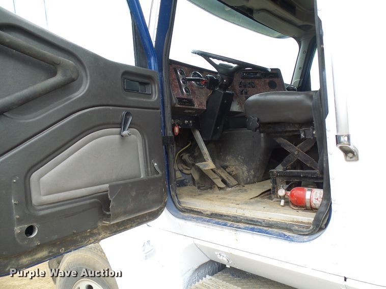 image for item DG5681 2002 International 9200i  semi truck