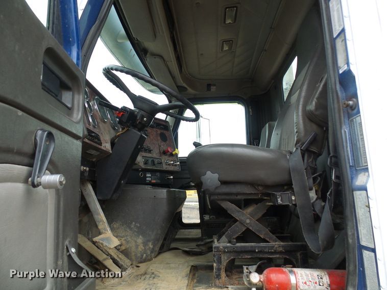 image for item DG5681 2002 International 9200i  semi truck