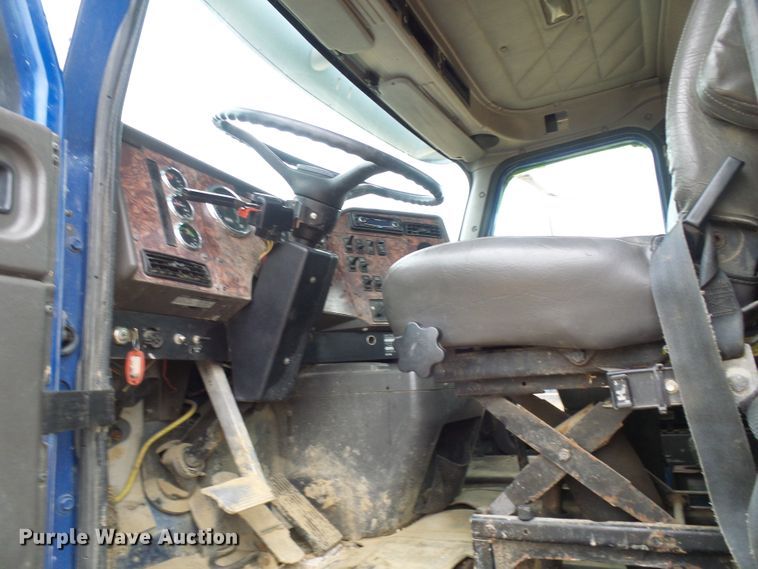 image for item DG5681 2002 International 9200i  semi truck