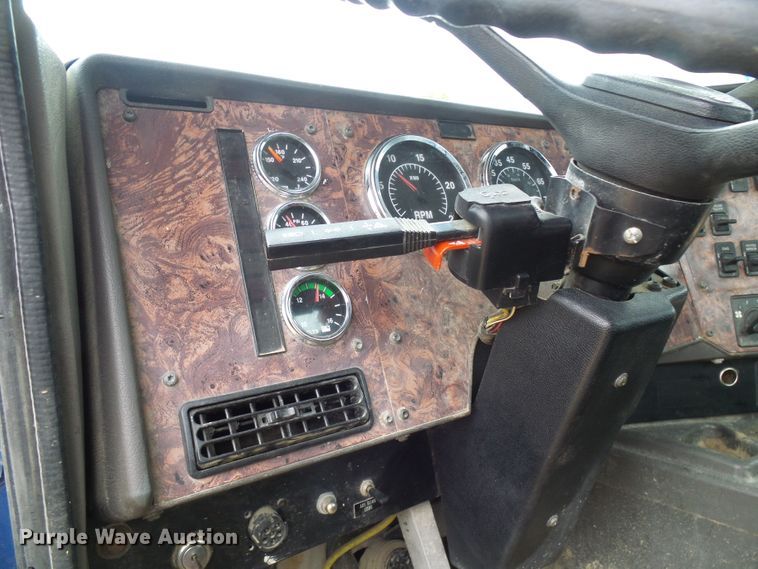 image for item DG5681 2002 International 9200i  semi truck