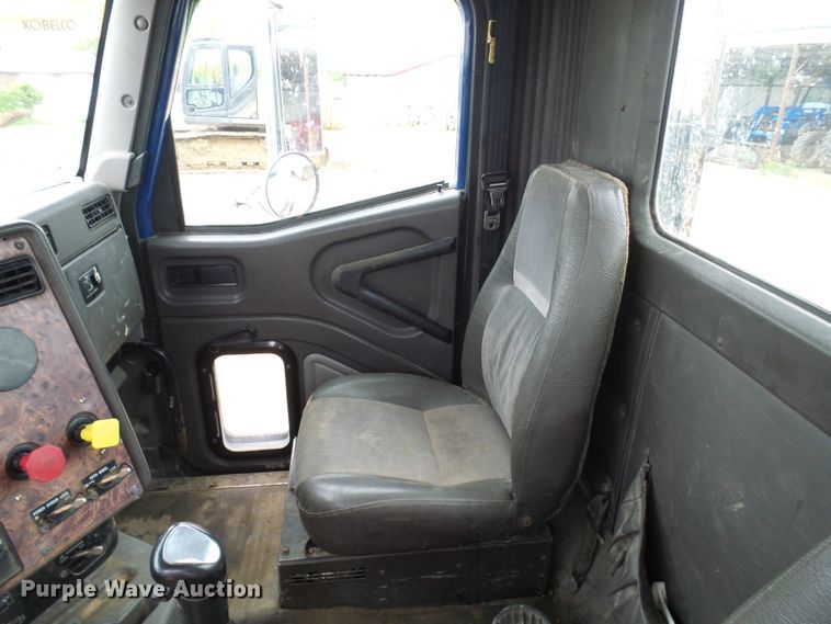 image for item DG5681 2002 International 9200i  semi truck