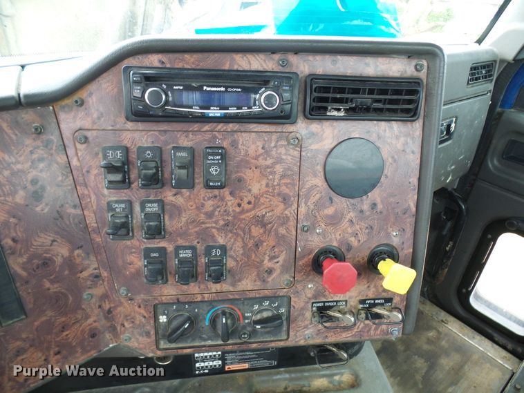 image for item DG5681 2002 International 9200i  semi truck