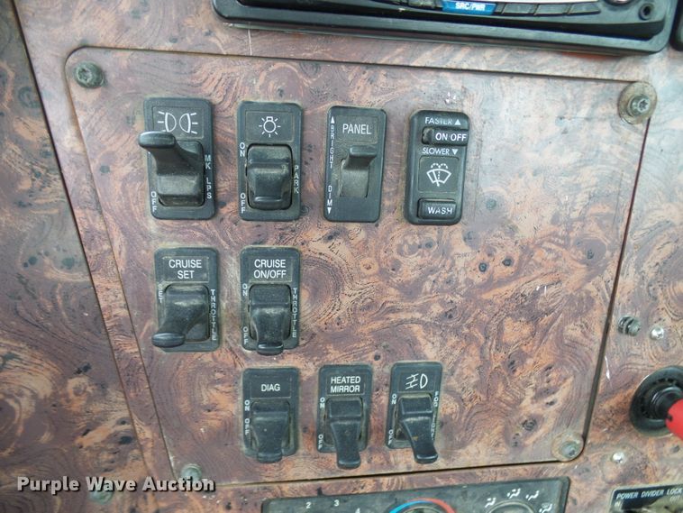 image for item DG5681 2002 International 9200i  semi truck