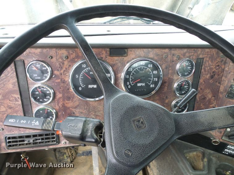 image for item DG5681 2002 International 9200i  semi truck