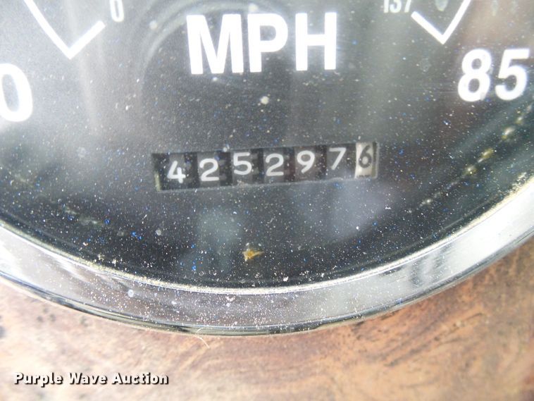 image for item DG5681 2002 International 9200i  semi truck