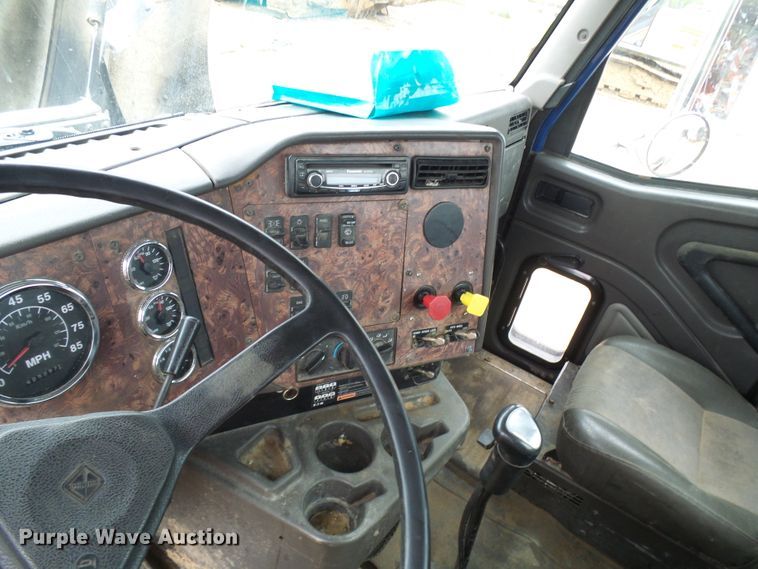 image for item DG5681 2002 International 9200i  semi truck