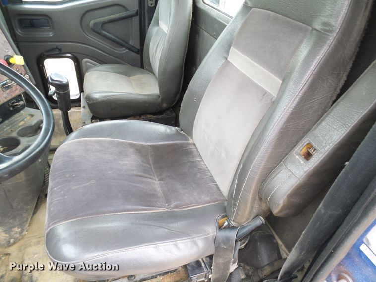 image for item DG5681 2002 International 9200i  semi truck