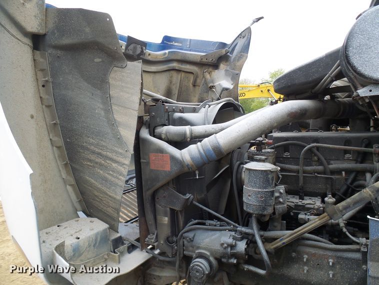 image for item DG5681 2002 International 9200i  semi truck