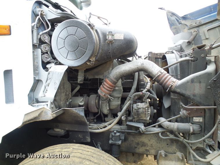 image for item DG5681 2002 International 9200i  semi truck