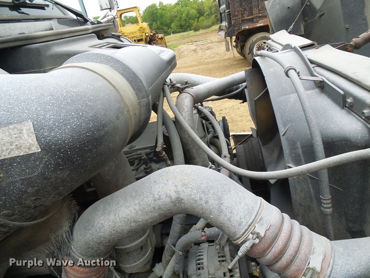 image for item DG5681 2002 International 9200i  semi truck