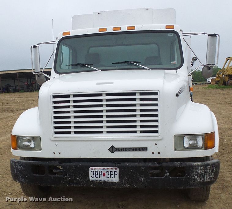 image for item DG5683 1997 International 4700  utility bed truck