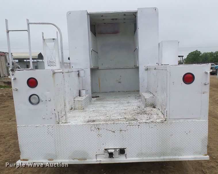 image for item DG5683 1997 International 4700  utility bed truck
