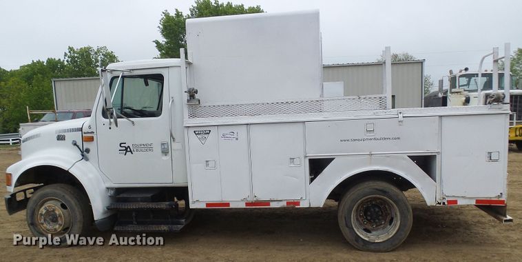 image for item DG5683 1997 International 4700  utility bed truck